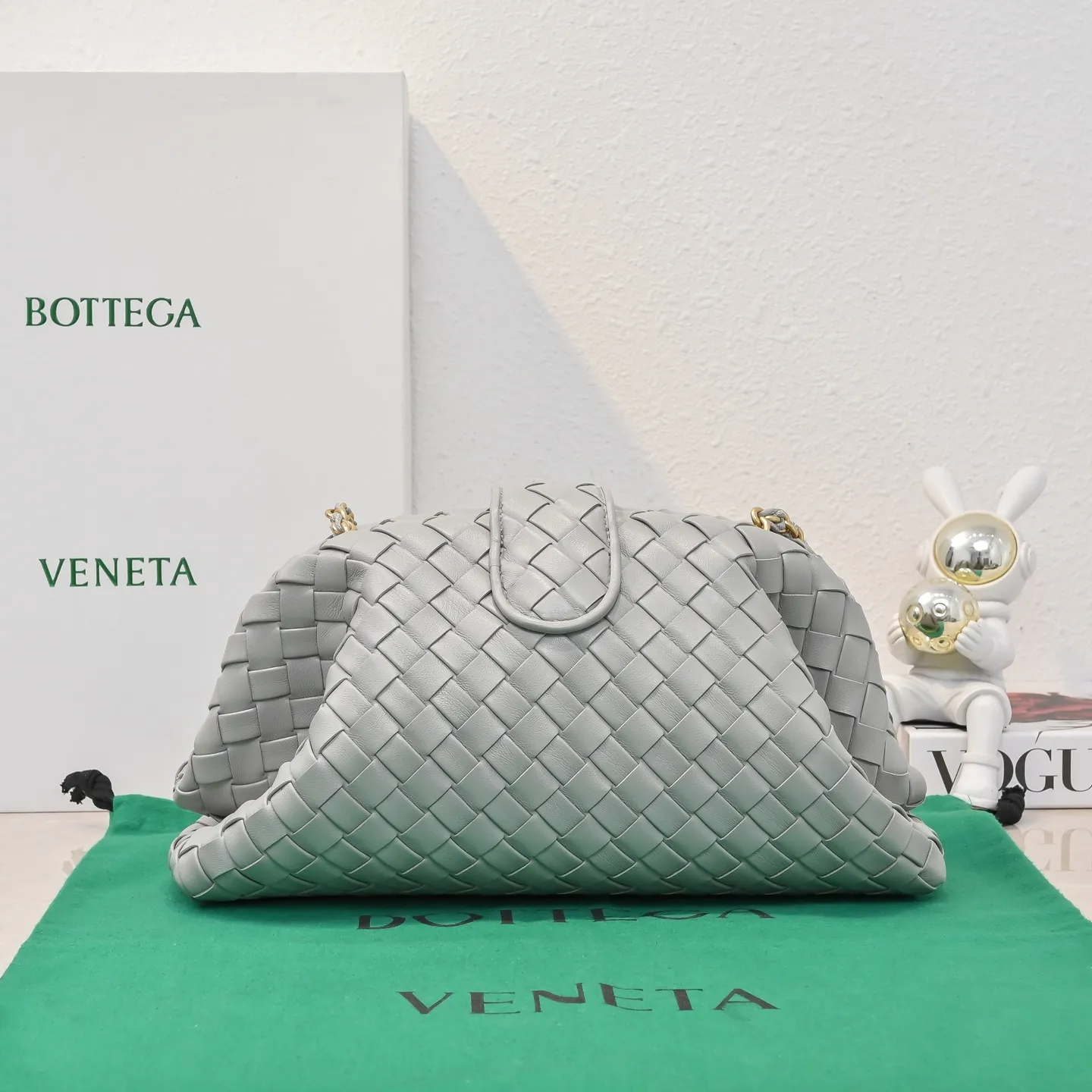 Batch 2260 Bitters Venetia 2024 summer series brings Lauren 1980 handbags back to the public eye. The design of the bag is inspired by ancient Roman architecture. It uses the brand's iconic Intrecciato lambskin woven bag body with a hard frame. No logo can be seen on the whole bag. It is equipped with a leather woven metal chain. When using it as a clutch, just put the chain directly in the bag ~ showing an elegant and timeless style. Decades later, when Lauren Hutton once again walked on the Bottega Venetia spring and summer show with this bag, the charm of the year still remains intact despite the passage of time. Size: 31.5*16.5*11 Style No.: 5807